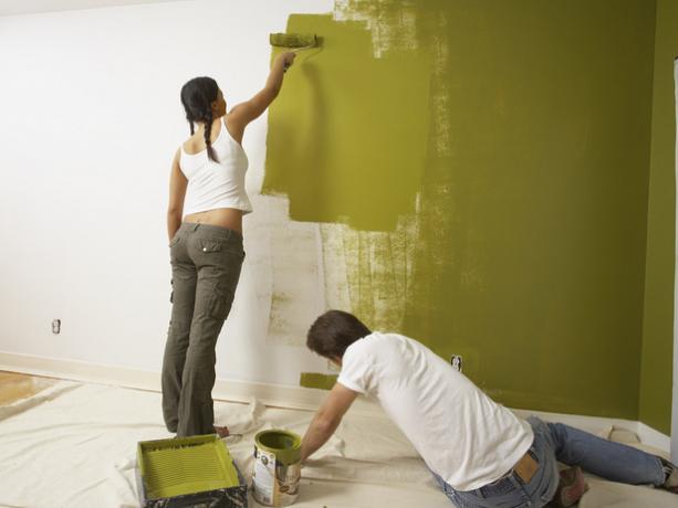 Påføring af maling på væggen.