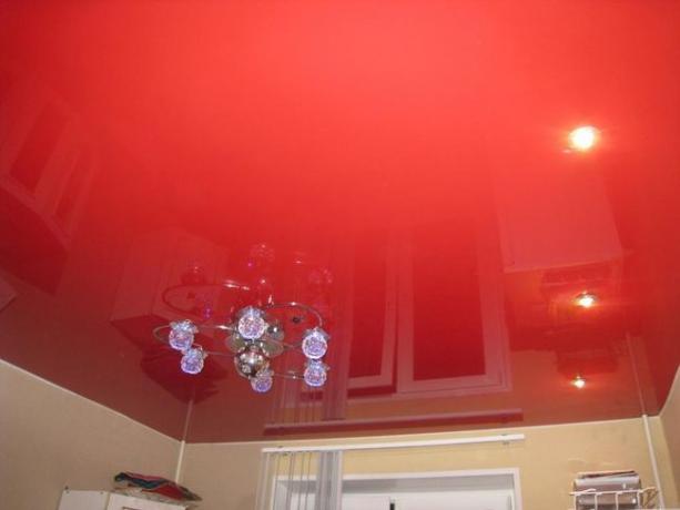 rødt loft i køkkenet