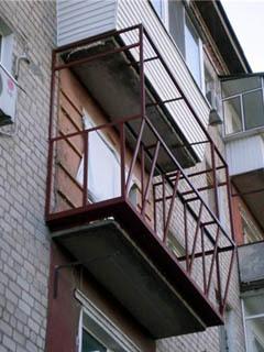 Vinduer og isolering af altanen skal baseres på en hjørneramme.