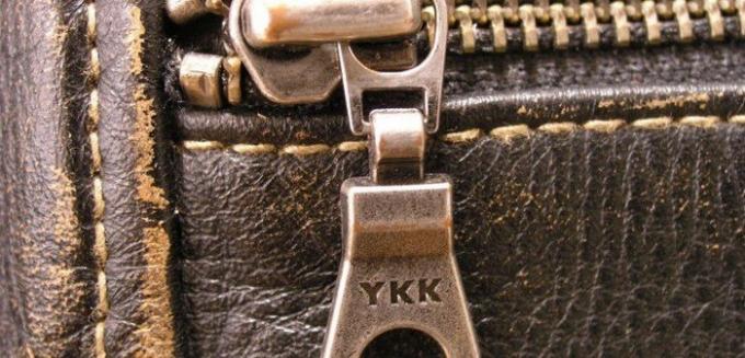 Breve «YKK» dekoreret og overkommelige tøj og pebret designer tasker.