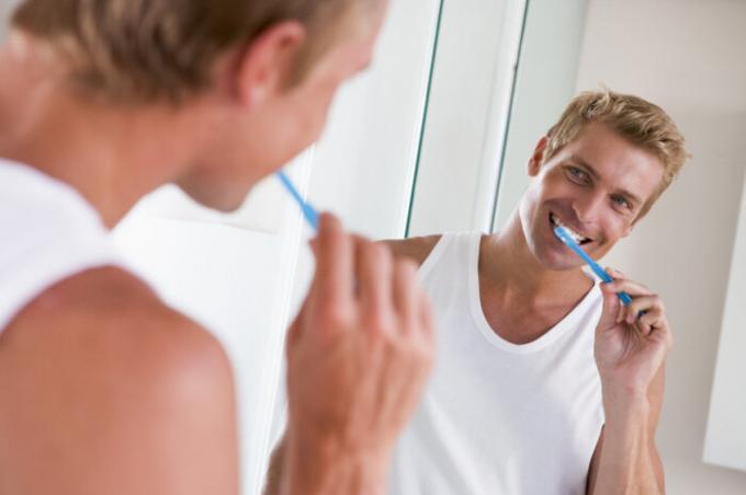 At tage et brusebad, så glem ikke at grundigt rense tænderne. / Foto: static5.depositphotos.com. 