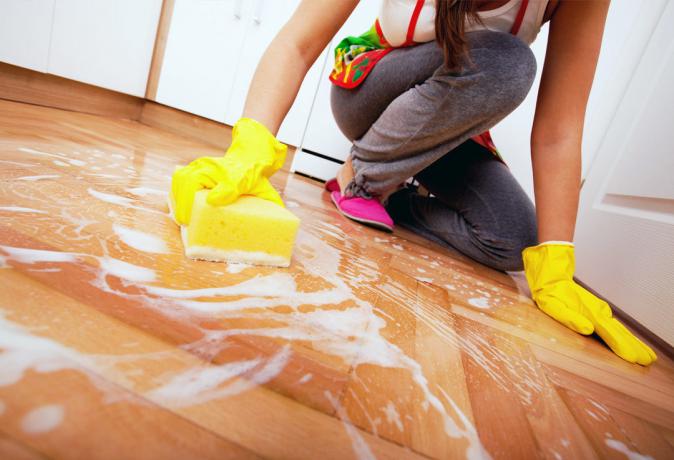 Med en moppe eller med dine hænder: hvilken rengøring bliver gulvet renere?