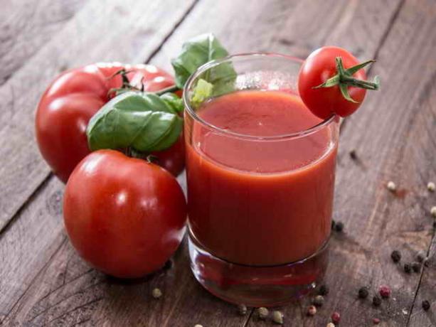 Høst af sunde safter fra tomat © ofazende.ru