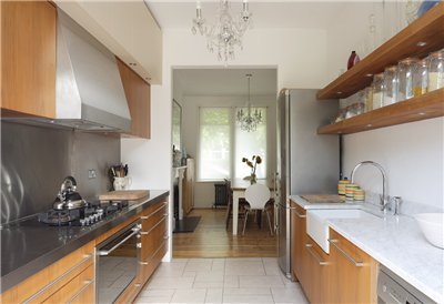 Langt smalt køkken - layout (41 fotos) med et behageligt rum