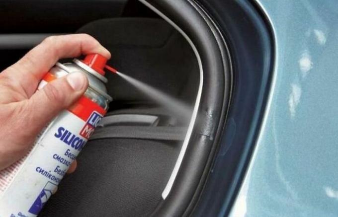 "Grease er straks": det sted i bilen, bag hvilken brug for regelmæssig vedligeholdelse smøring.