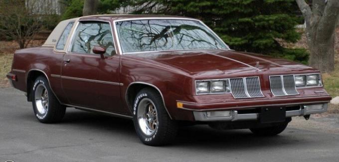 Oldsmobile Cutlass Supreme 1982.