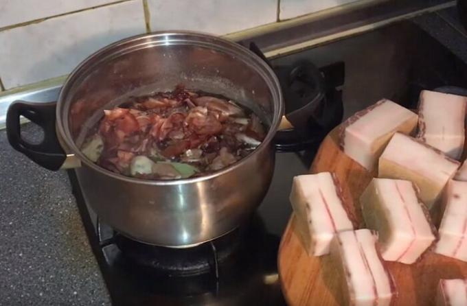 Skiver bacon madlavning i løg skind.
