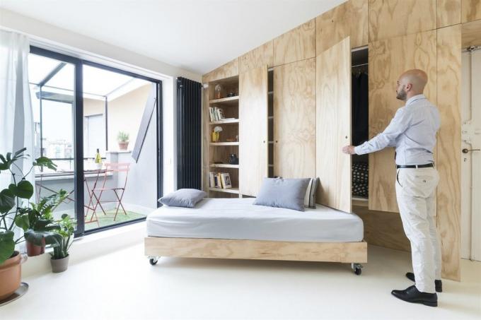 Odnushka 28 m² med en "magisk" specialfremstillede møbler