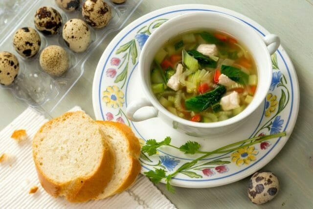 Let suppe med grøntsager
