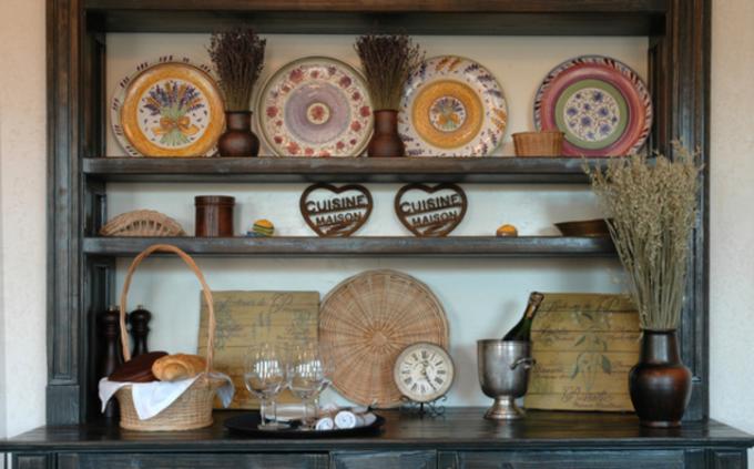 Dekorative keramiske plader (også håndmalet) bliver et stilfuldt tilbehør til dit køkken