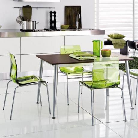 Lyse detaljer til transformation af interiøret - grønne stole til køkkenet, farvede fade 